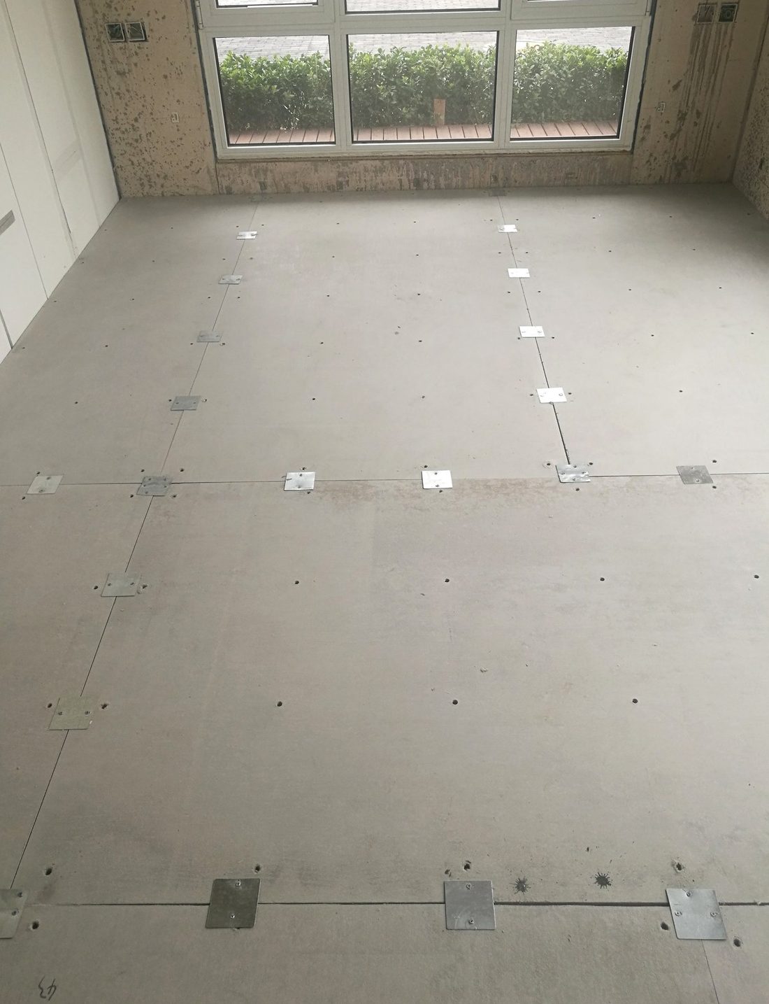 Dry raised floor system